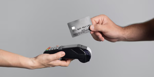 Pessoa com limite disponível no cartão de crédito